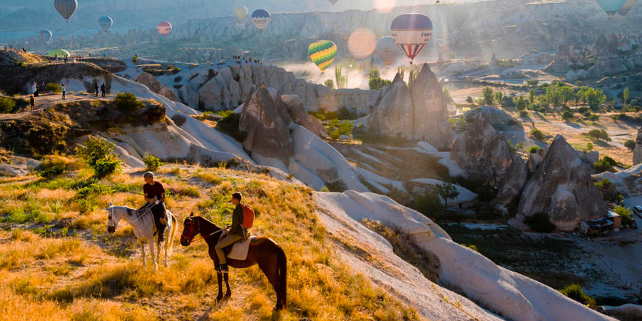 Kapadokya'da balonlu at turu